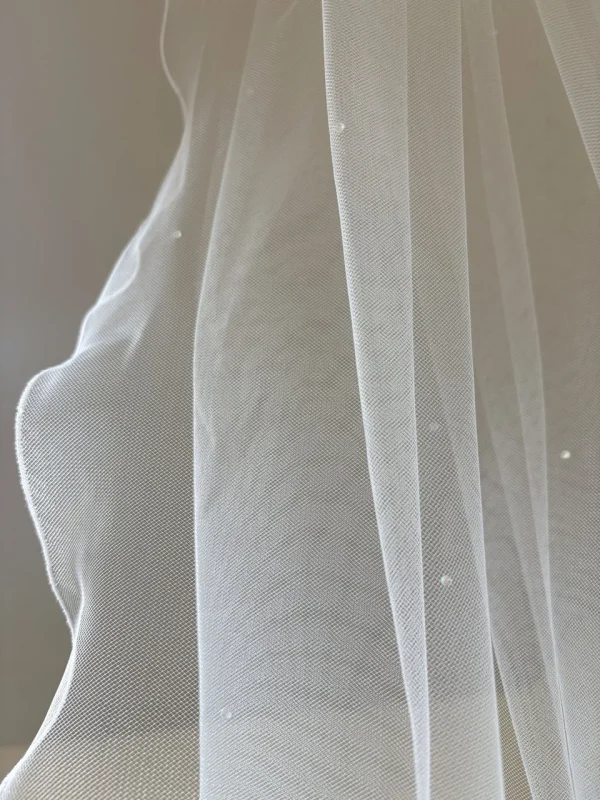 Velo da sposa corto in tulle strutturato avorio con cristalli