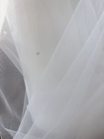 dettaglio velo in tulle e cristalli
