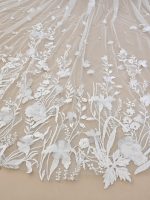 Dettaglio dei fiori 3D, ricami floreali e perle sul tulle avorio