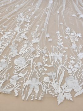 Dettaglio dei fiori 3D, ricami floreali e perle sul tulle avorio