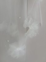 Dettaglio dei fiori 3D e delle perle sul tulle del velo da sposa