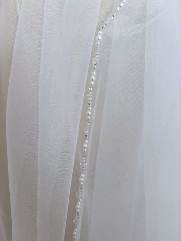 Dettaglio del bordo con perle del velo da sposa GW-VL0031