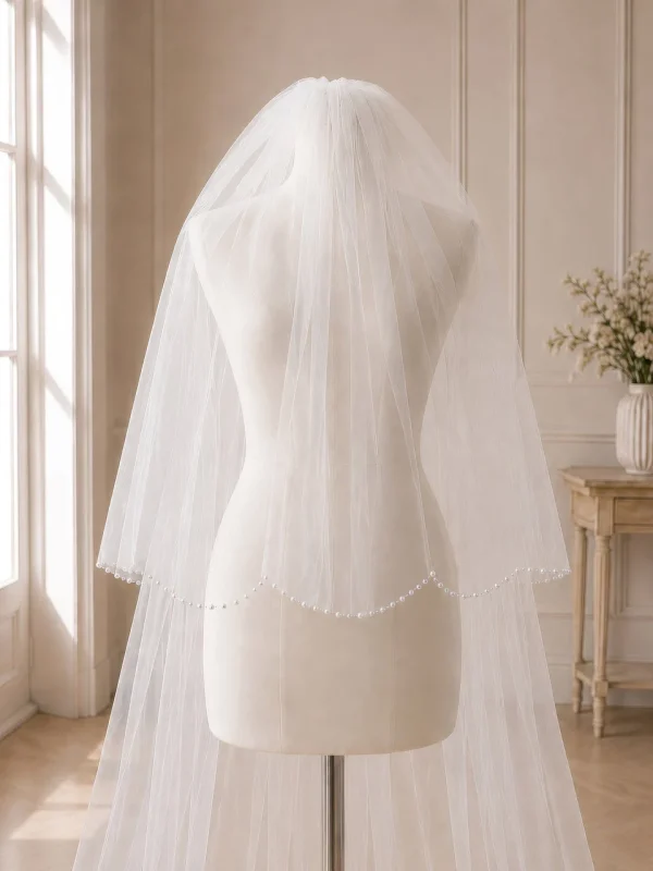 Velo da sposa a due strati con calata e bordo decorato