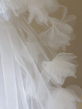 ettaglio della cornice di fiori 3D sul bordo del velo da sposa