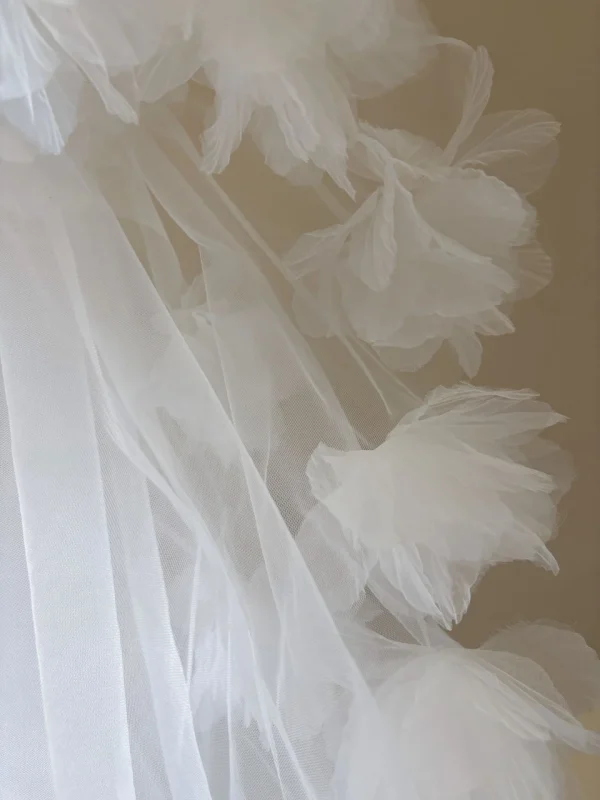 ettaglio della cornice di fiori 3D sul bordo del velo da sposa