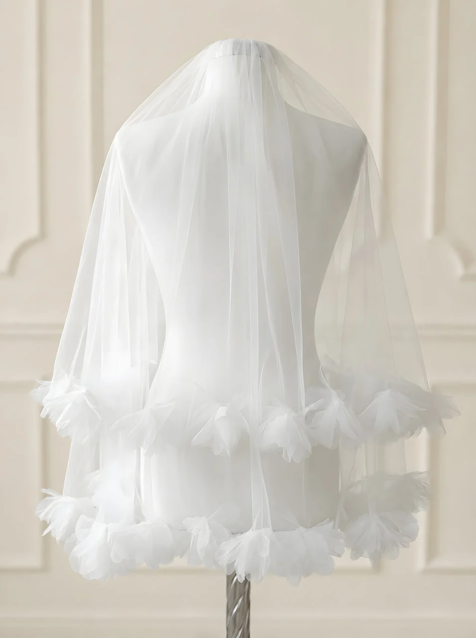 velo-sposa-corto-cornice-floreale-3d-calata-80-cm.jpg Velo da sposa corto con cornice floreale 3D e calata 60/80 cm