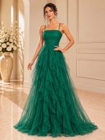 Abito verde smeraldo con balze, corpino drappeggiato e spalline sottili vista frontale