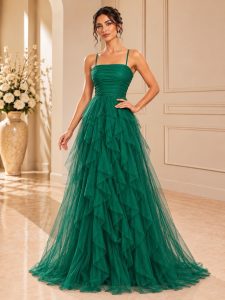 Abito verde smeraldo con balze, corpino drappeggiato e spalline sottili vista frontale