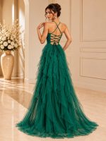 Abito da cerimonia verde smeraldo con schiena intrecciata e gonna a balze