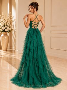 Abito da cerimonia verde smeraldo con schiena intrecciata e gonna a balze