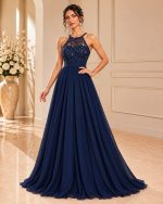 Abito da cerimonia blu notte con scollo all’americana e gonna lunga