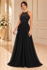 Abito nero con scollo all’americana e gonna lunga fluida