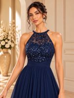 Dettaglio corpetto blu notte effetto pizzo con paillettes e scollo all’americana