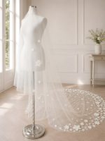 Dettaglio dei fiori 3D sul velo da sposa a cattedrale in tulle avorio