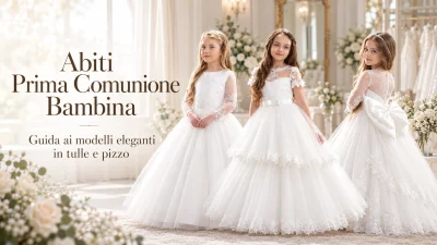 Tre bambine indossano eleganti abiti da Prima Comunione in tulle e pizzo, con gonne ampie, ricami floreali e fiocco posteriore.