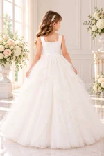 Vista posteriore abito Prima Comunione bambina avorio con chiusura a cerniera, scollo quadrato e gonna ampia in tulle a balze.