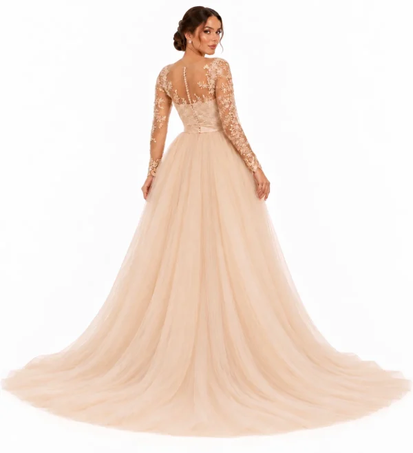 Vista posteriore dell'abito da sposa champagne con maniche lunghe in pizzo, schiena trasparente con bottoncini e gonna unita in tulle liscio con strascico.