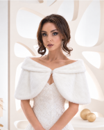 Sposa con mantella bianca effetto pelliccia e chiusura gioiello frontale