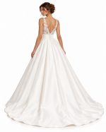 Vista posteriore abito da sposa principesco con schiena a V in pizzo floreale, fascia in vita e gonna ampia in mikado
