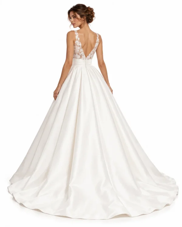 Vista posteriore abito da sposa principesco con schiena a V in pizzo floreale, fascia in vita e gonna ampia in mikado