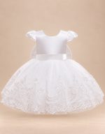 Vestito battesimo bambina bianco con maniche corte e bordo ricamato