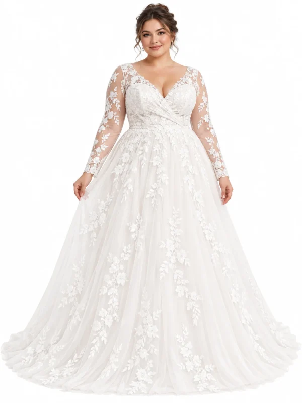 Abito da sposa curvy con scollatura a V, corpetto incrociato, maniche lunghe trasparenti in pizzo floreale e ampia gonna principessa in tulle avorio ricamato.