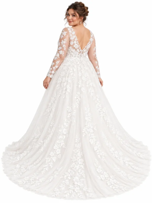 Vista posteriore di abito da sposa curvy in pizzo floreale con scollatura a V sulla schiena, maniche lunghe ricamate, bottoncini decorativi e ampio strascico in tulle.