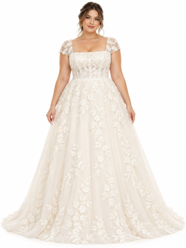Abito da sposa curvy stile principessa in raso avorio, con scollatura a cuore senza spalline, corpetto drappeggiato, vita definita e ampia gonna con pieghe e tasche laterali.