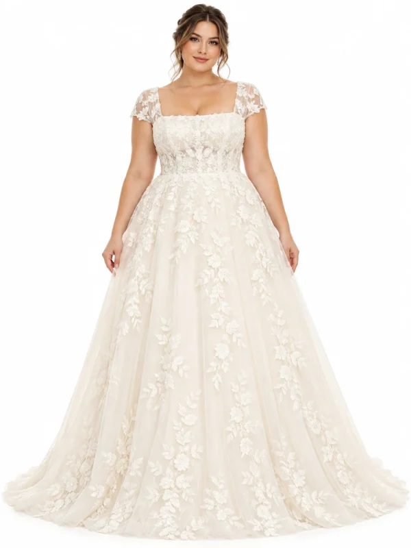 Abito da sposa curvy stile principessa in raso avorio, con scollatura a cuore senza spalline, corpetto drappeggiato, vita definita e ampia gonna con pieghe e tasche laterali.