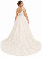 Vista posteriore di abito da sposa curvy principessa in raso avorio, con schiena scoperta, fila di bottoncini rivestiti, ampia gonna strutturata e lungo strascico elegante.