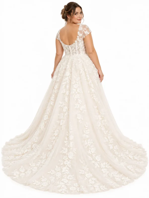 Vista posteriore di abito da sposa curvy principessa in raso avorio, con schiena scoperta, fila di bottoncini rivestiti, ampia gonna strutturata e lungo strascico elegante.
