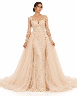 Abito da sposa champagne in pizzo floreale con maniche lunghe trasparenti, scollo a cuore e ampia sopragonna in tulle.