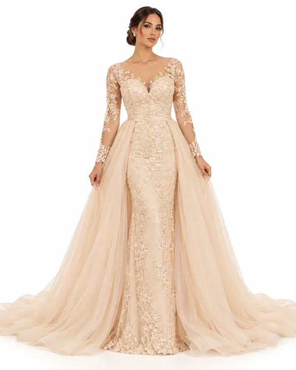 Abito da sposa champagne in pizzo floreale con maniche lunghe trasparenti, scollo a cuore e ampia sopragonna in tulle.