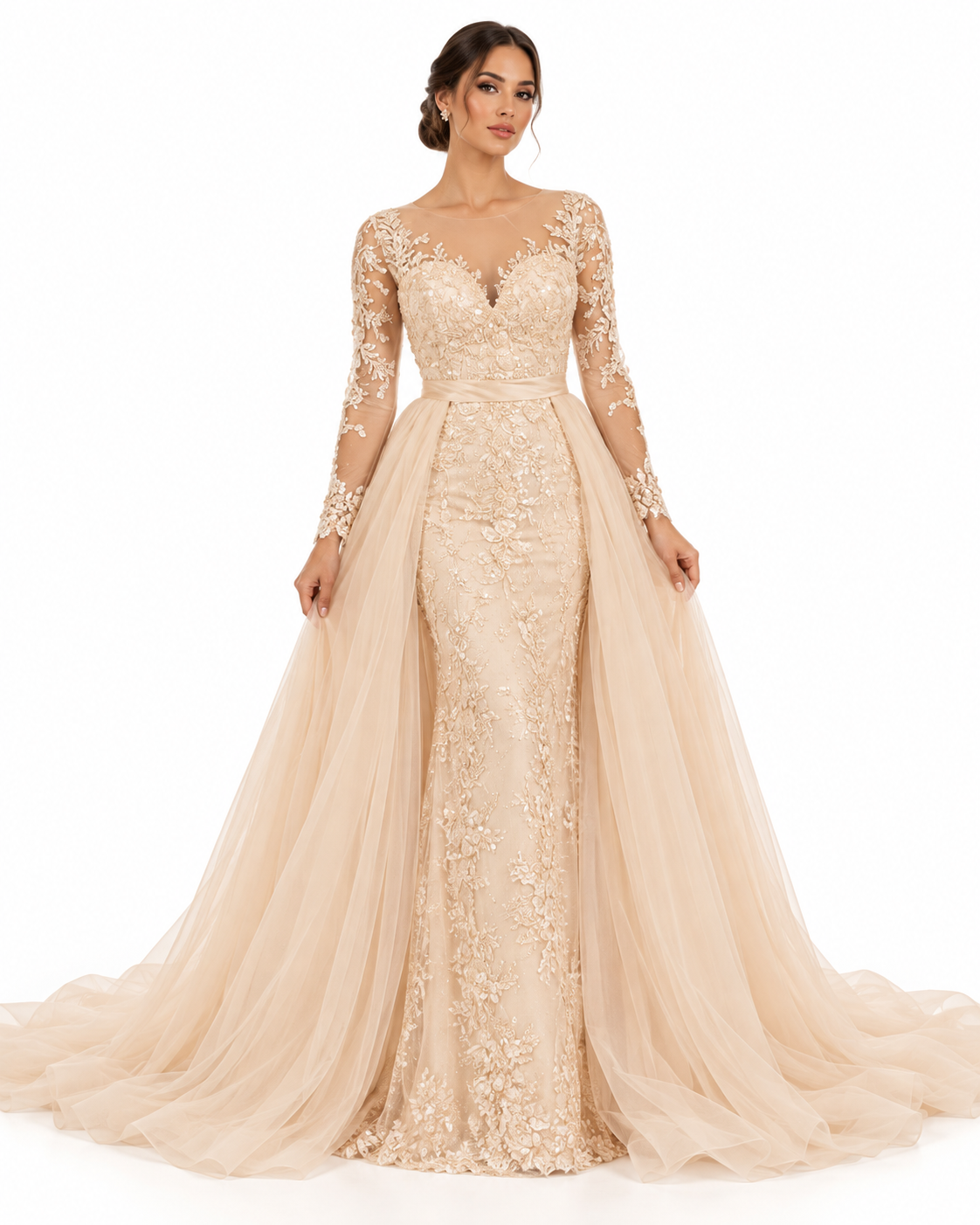 Abito da Sposa Champagne in Pizzo con Sopragonna – Frontale Abito da sposa champagne in pizzo floreale con maniche lunghe trasparenti, scollo a cuore e ampia sopragonna in tulle.