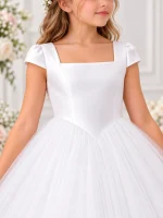Dettaglio del corpetto bianco dell'abito Prima Comunione bambina con scollo quadrato, maniche corte e punto vita sagomato a V.