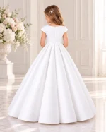 Vista posteriore abito Prima Comunione bambina bianco con cerniera centrale, maniche corte e ampia gonna a pieghe.