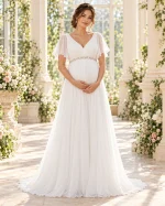 Abito da sposa premaman bianco con scollo a V, maniche a farfalla, cintura gioiello e gonna lunga fluida.