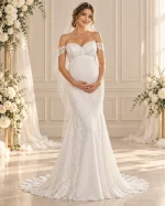 Abito da sposa premaman a sirena in pizzo floreale bianco con spalle scoperte, scollo a cuore e gonna lunga con strascico.