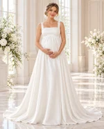 Abito da sposa premaman semplice bianco con scollo quadrato, spalline larghe, taglio impero e gonna lunga fluida.