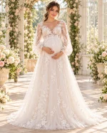 Abito da sposa premaman in tulle floreale con scollo a V, maniche lunghe a palloncino e gonna ampia stile impero.