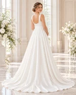 Vista posteriore dell'abito da sposa premaman minimal bianco con schiena arrotondata, spalline larghe e gonna ampia con strascico.