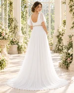Vista posteriore di abito da sposa premaman bianco con scollo a V sulla schiena, maniche a farfalla e cintura gioiello.