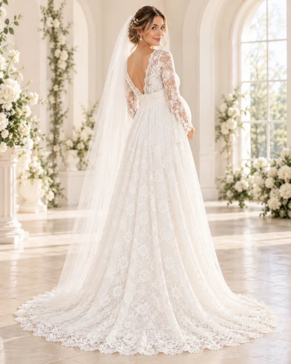 Vista posteriore dell'abito da sposa premaman in pizzo floreale con scollatura a V sulla schiena, maniche lunghe e strascico.