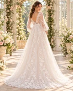 Vista posteriore dell'abito da sposa premaman in tulle floreale con schiena a V, maniche a palloncino e gonna lunga con strascico.