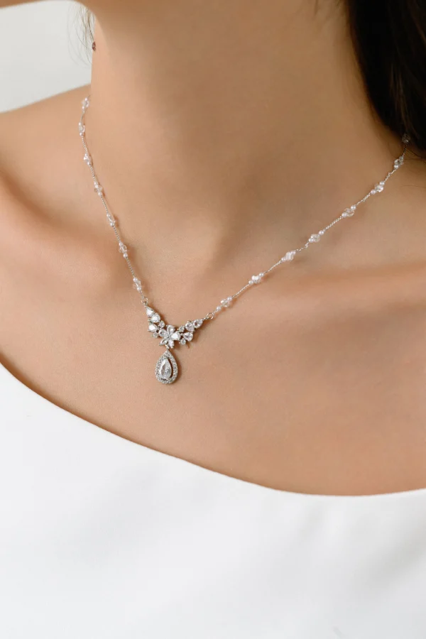 Collana da sposa con dettagli a foglie e pendente a goccia