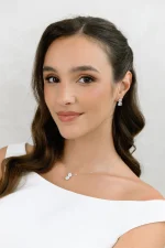 sposa indossa collane e oreccchini abbinati
