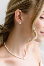 Dettaglio della perla pendente sul girocollo da sposa