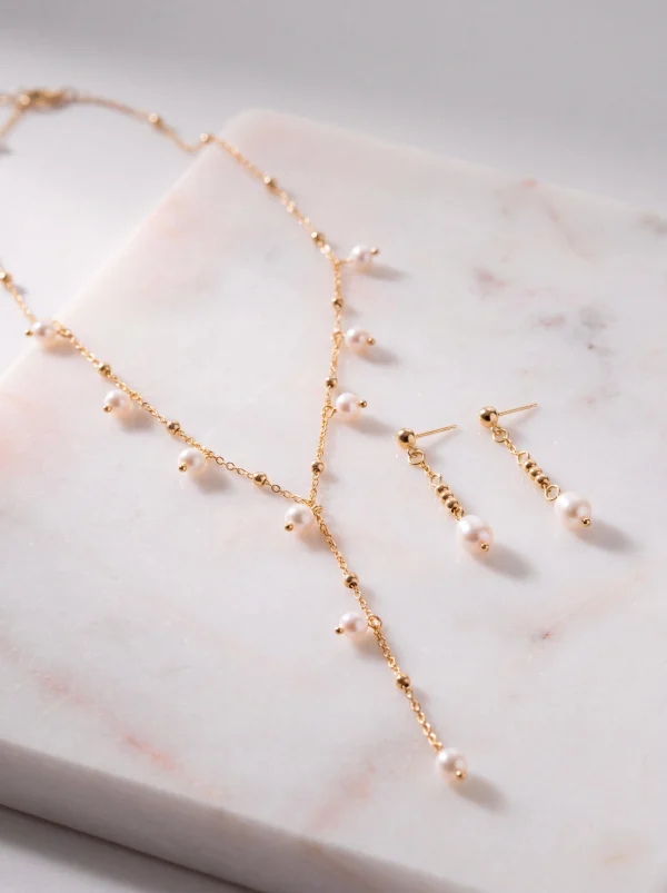 Dettaglio delle perle sospese sulla collana dorata NS1035