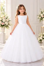 Abito Prima Comunione bambina bianco Sposatelier con corpetto liscio, scollo rotondo e gonna lunga ampia in tulle.