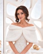 Sposa con coprispalle bianco effetto pelliccia indossato sulle spalle